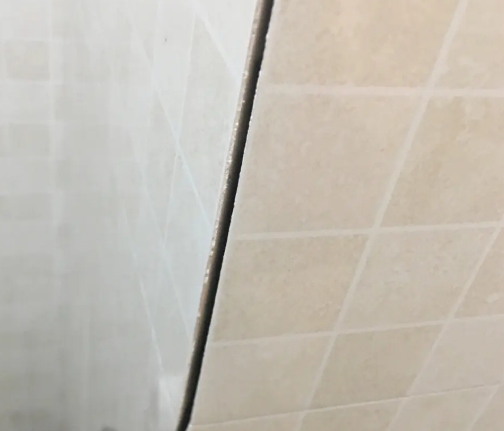 金安瓷砖空鼓维修公司分享阳台瓷砖脱落的修复过程可以分为以下几个步骤