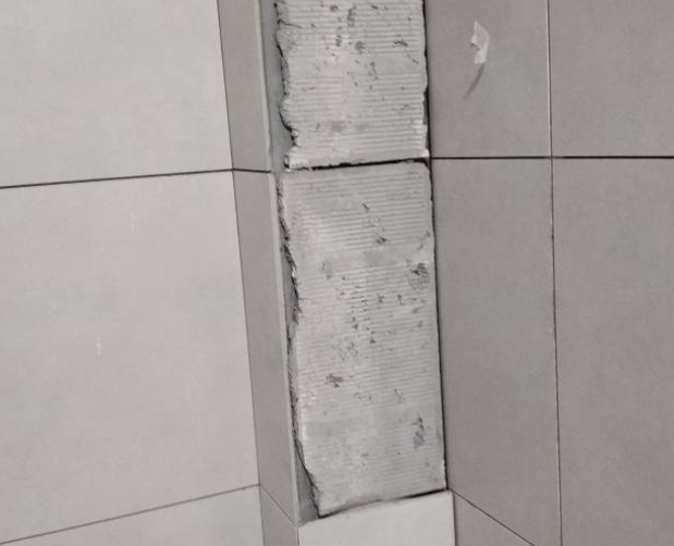 金安瓷砖空鼓维修公司分享下瓷砖施工前基层浇水润湿程度不足，可能导致以下问题
